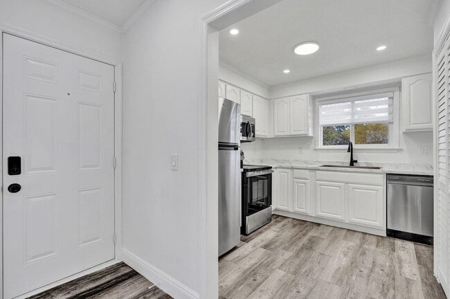 Building Photo - 229 SW 1st Ave