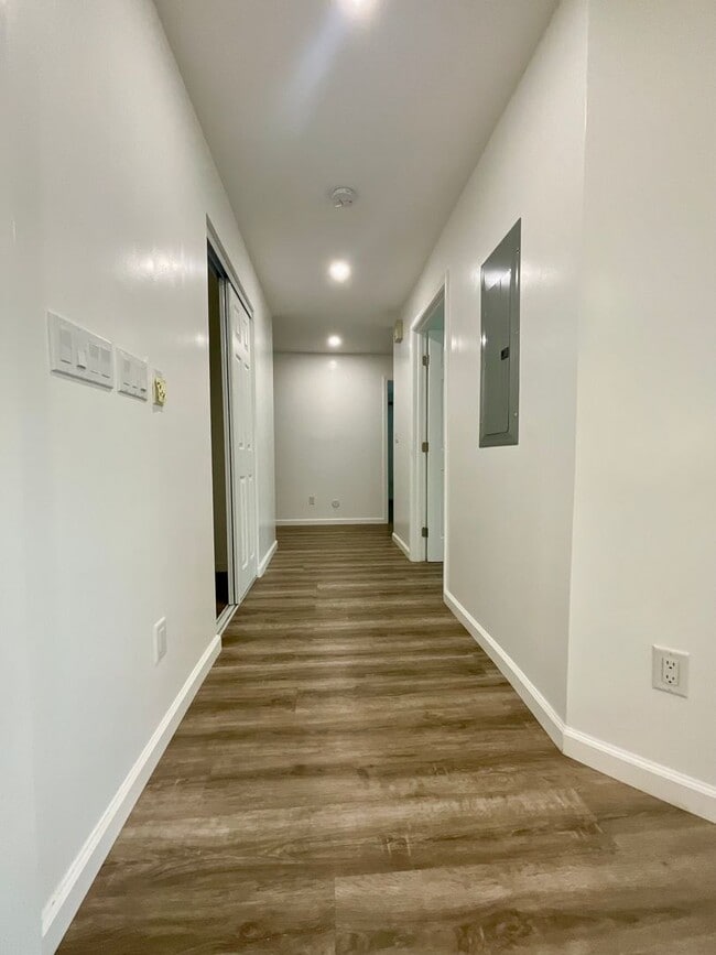 Building Photo - Spacious Duplex--5Beds, 2Baths  Ground Floor Unit