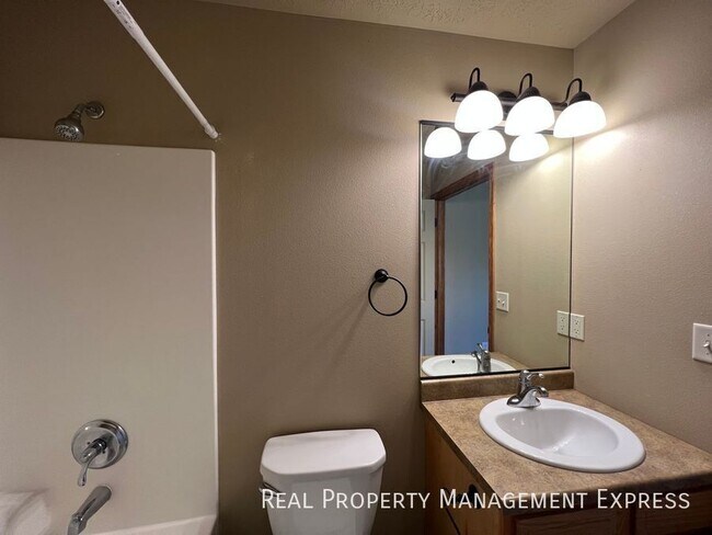 Building Photo - 2 Bedroom 2 Bathroom Townhome with Garage in SW Sioux Falls