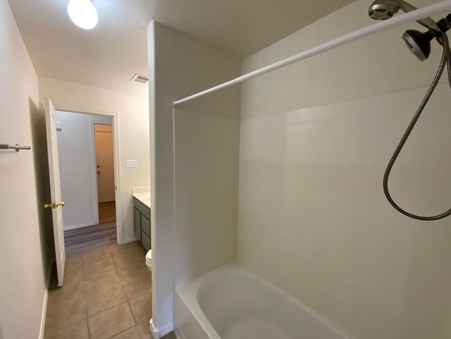 Building Photo - 4 Bedroom Single Story Home Available Near...