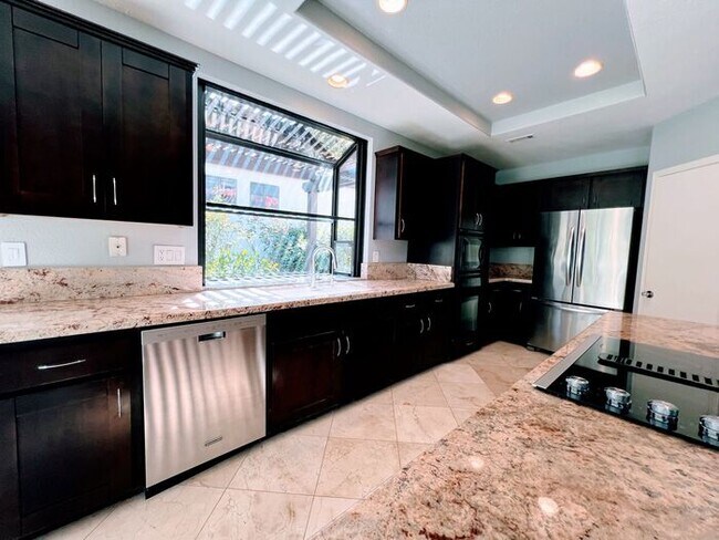 Building Photo - Breathtaking 3 Bed / 2.5 Bath Single Story...