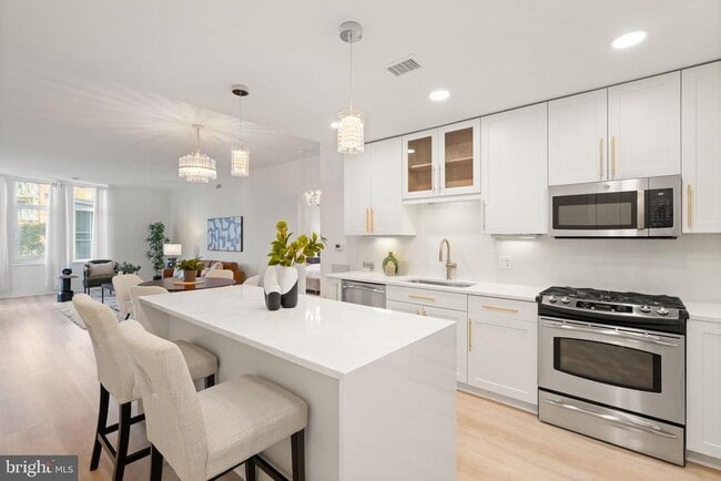 Building Photo - 8220 Crestwood Heights Dr