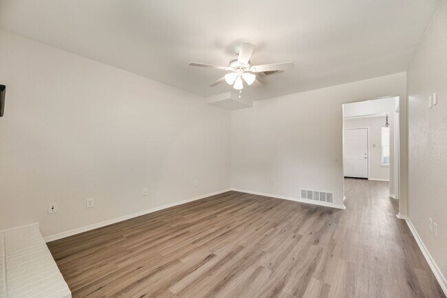 Building Photo - Completely Remodeled Triplex Unit 2 bed 1.5 just minutes from downtown Grapevine!
