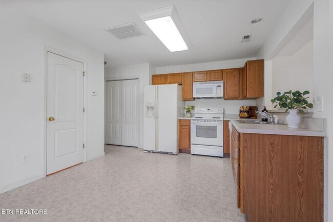 Building Photo - Beautiful End-Unit Condo – Move-In Ready!