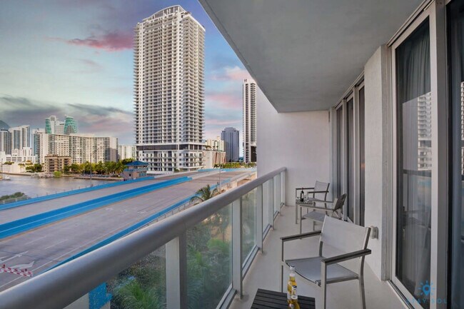 Building Photo - 2602 E Hallandale Beach Blvd