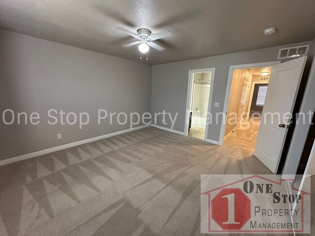 Building Photo - Charming 2 Bedroom / 2.5 Bathroom Townhome...