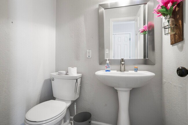 Building Photo - 115 Winding River Dr