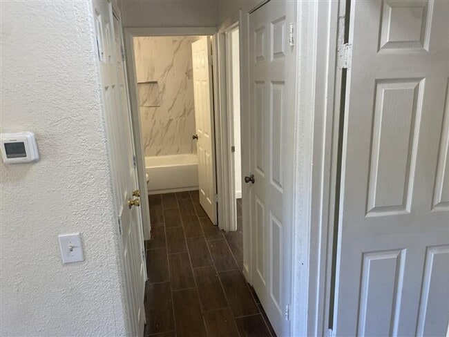 Building Photo - 2/1 Townhouse with covered parking