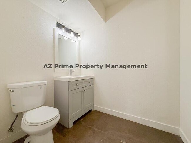Building Photo - 4440 W Solano Dr N