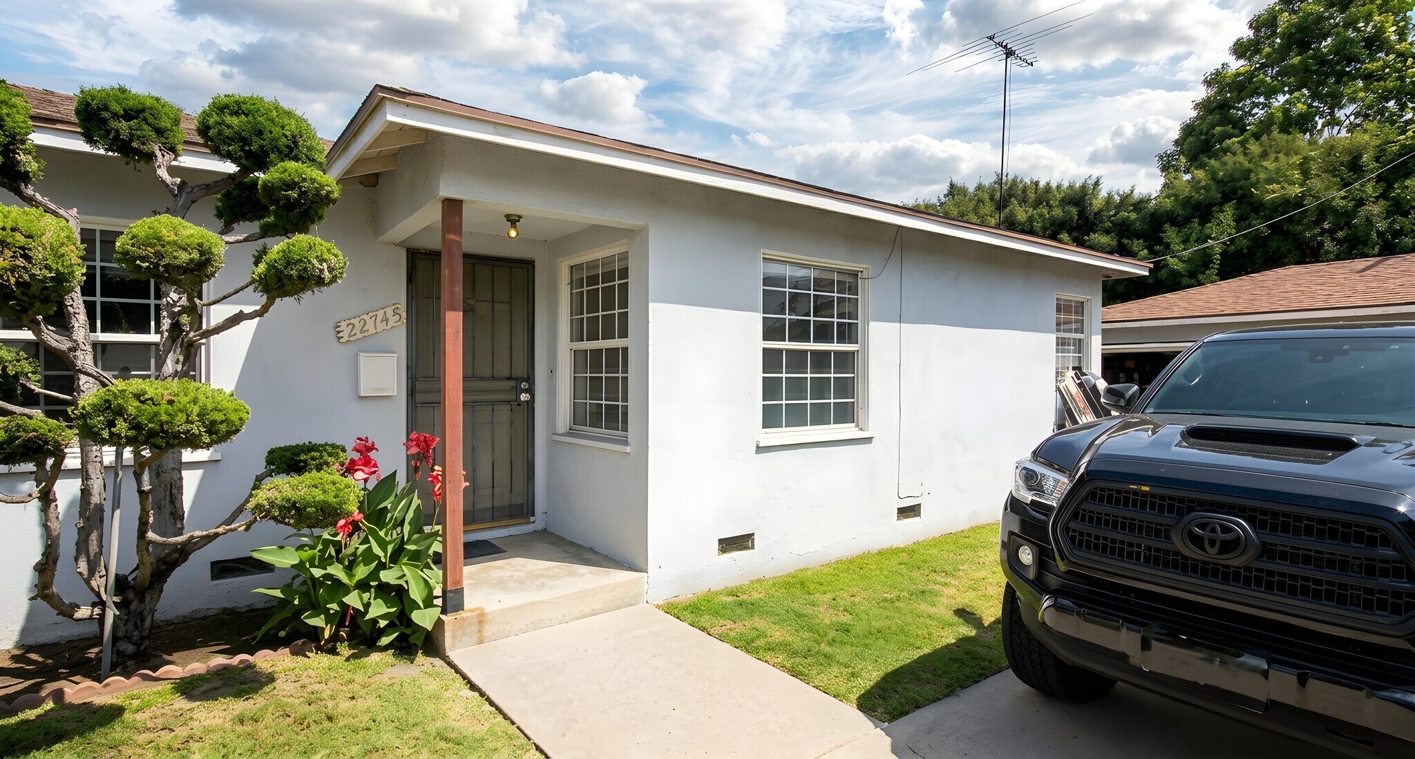 Building Photo - 2274 S Carmelina Ave