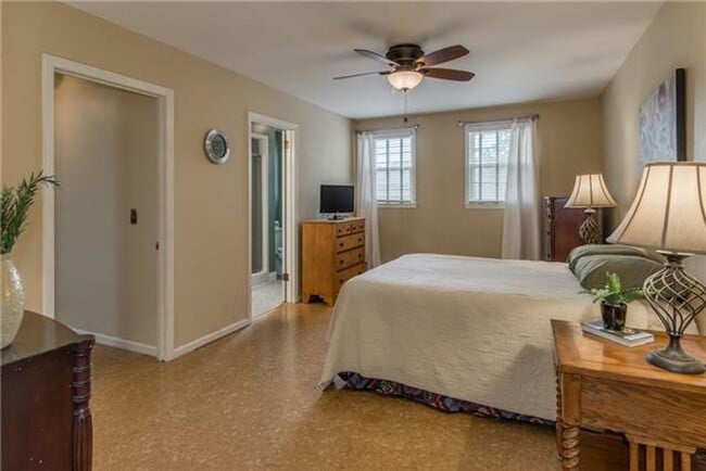 Building Photo - AVAILABLE NOW; 2-Bed/2.5-Bath in Crieve Hall