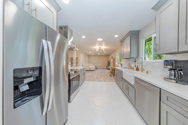 Building Photo - 35680 Forest Dr
