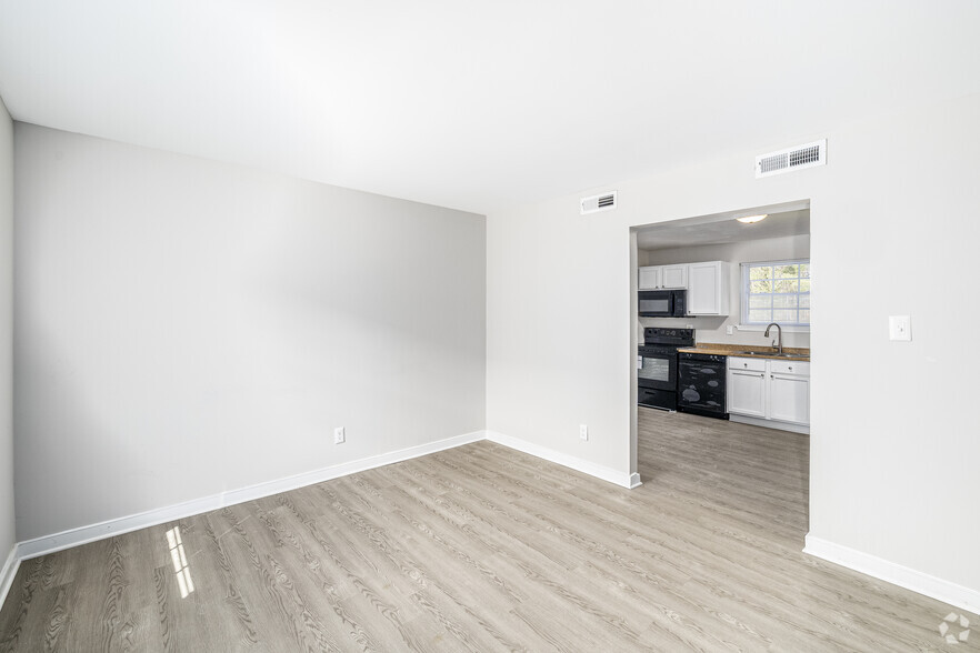 2BR, 1.5BA - 1,034SF - Living Room - Branders Bridge Apartments