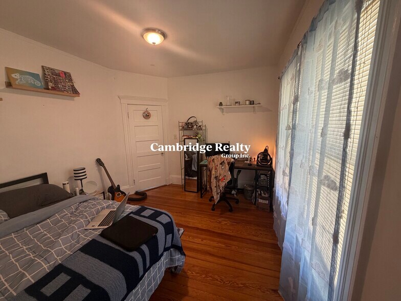 Building Photo - 100 W Adams St