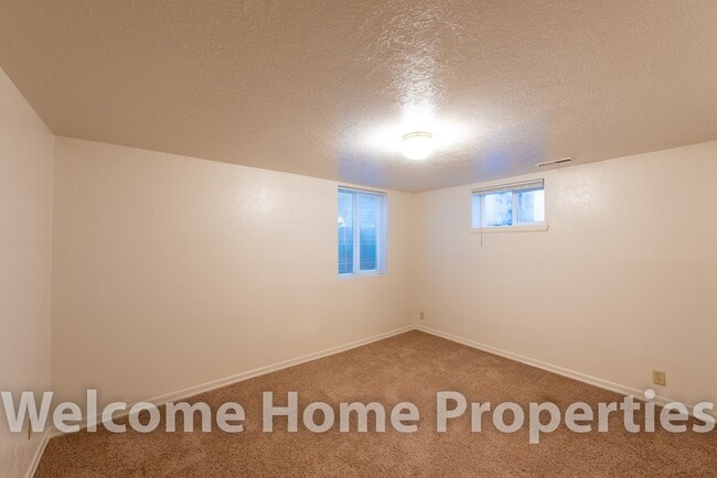 Building Photo - Beautiful Country Home on 1 Acre