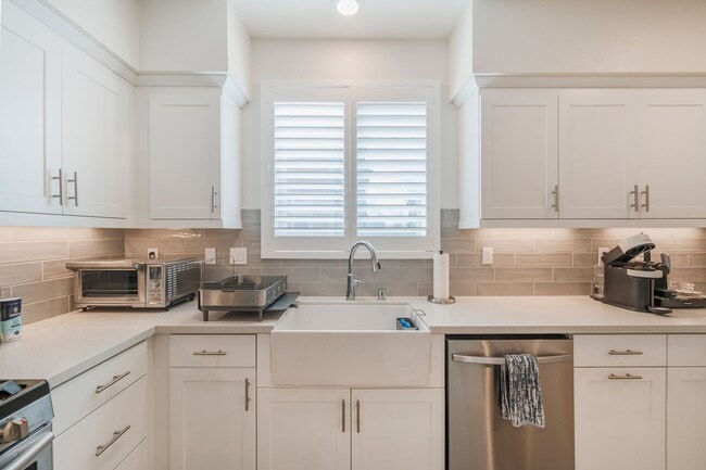 Building Photo - Newer townhome rental located in the gated One Seven Eight community!