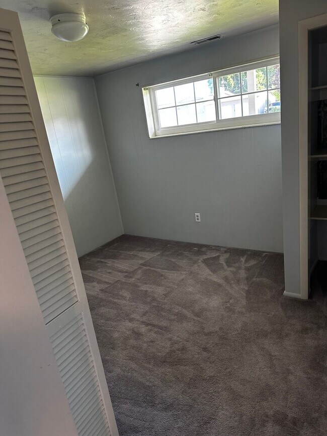 Building Photo - Beautifully Updated Two-Story Home in Sandy — Mountain Views & Big Backyard!