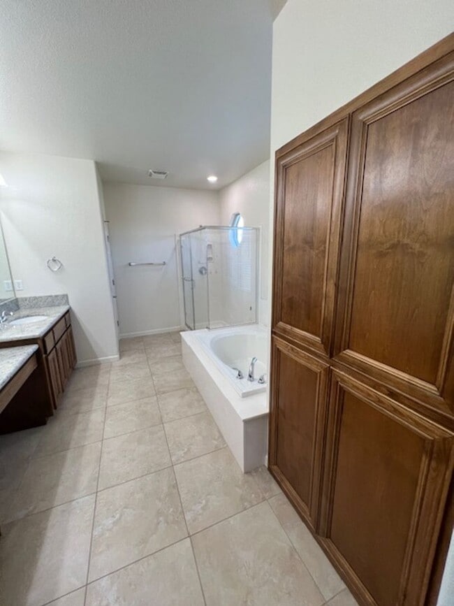 Building Photo - Beautiful 5 Bedroom Home in Crocker Ranch ...