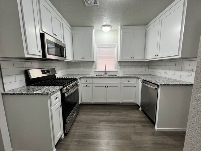 Building Photo - Beautifully Renovated 3 Bed, 1 Bath House