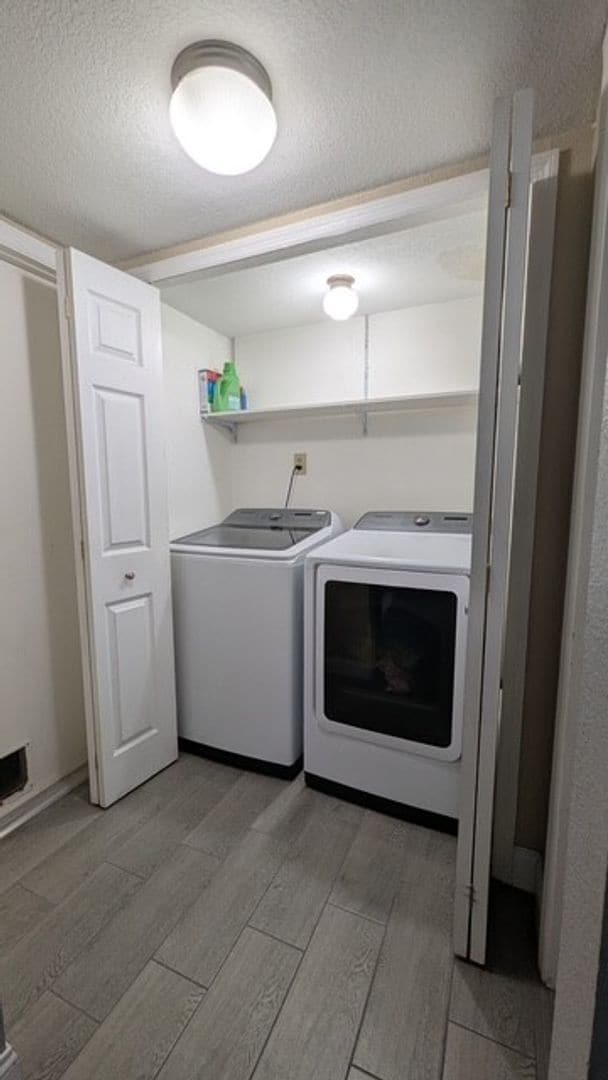 Building Photo - Beautiful Two-story home with Pool 3/2/2 car garage