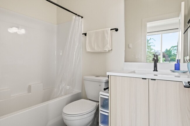 Building Photo - 6417 N Greenley Ave #4