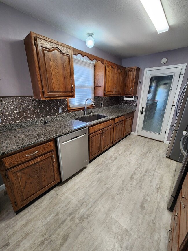 Building Photo - Beaufiful 3 bedroom rancher with attached ...