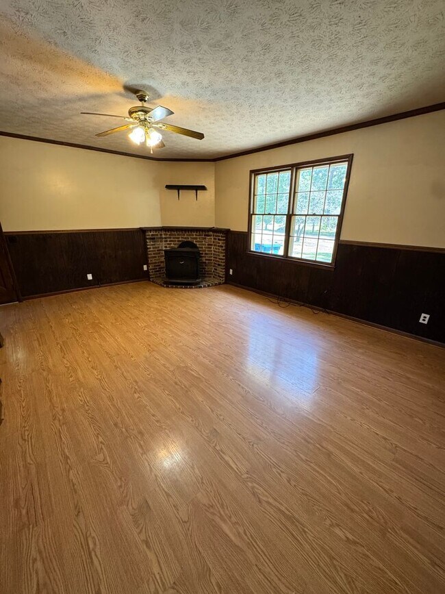 Building Photo - 400 7th Ave NE