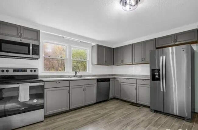 Building Photo - Charming 3-Bedroom Cottage with Garage & C...