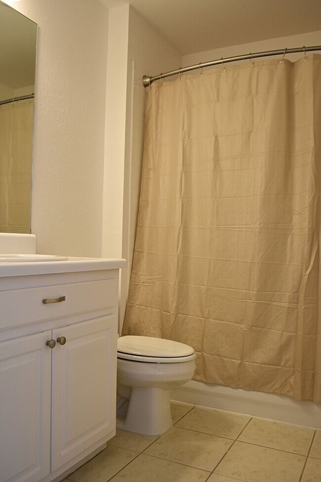 Building Photo - Like NEW 2 Bedroom 2.5 Bath Townhouse in V...