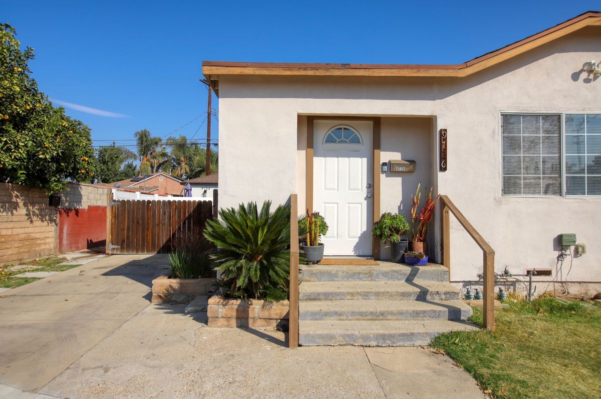Building Photo - 9726 Mercedes Ave
