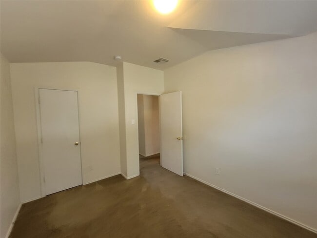 Building Photo - 2410 Lakecrest Village Ct