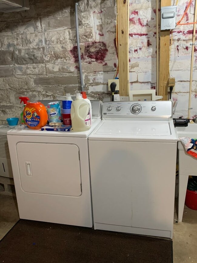 Building Photo - Beautiful, Historical 3 Bedroom House - Available August 2026!