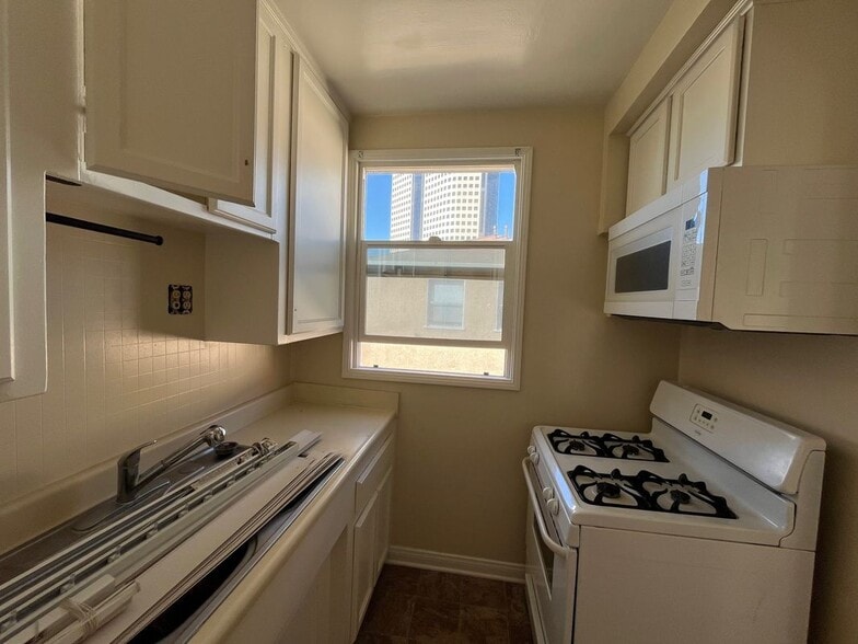 Building Photo - 131 1/2 North Kenwood Street