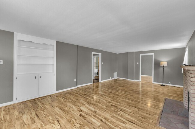 Building Photo - Beautiful and Bright 2 Bedroom 1 Bathroom Home in Murray!!
