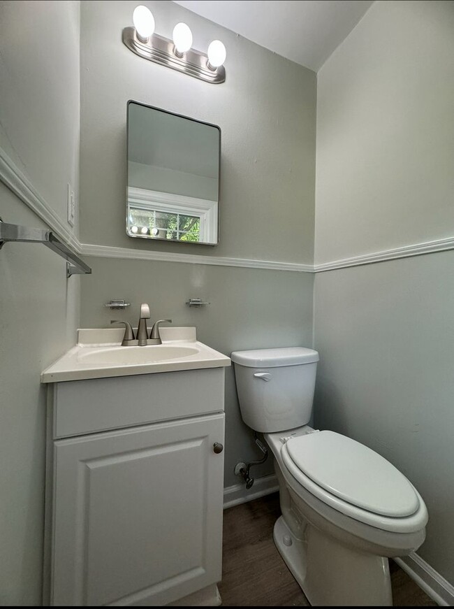 Building Photo - Charming 3 bedroom 1.5 bathroom home with ...