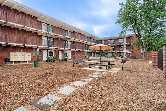 Building Photo - 1180 Yosemite St