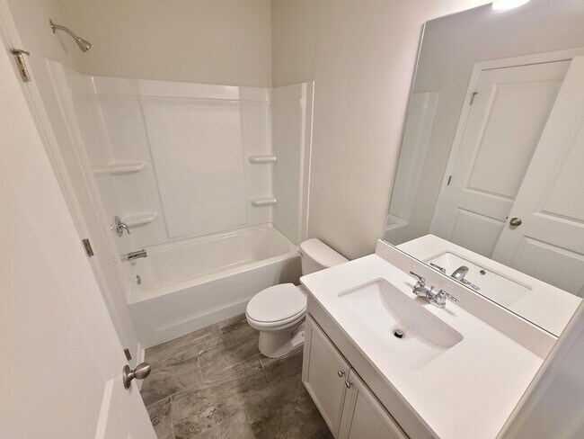 Building Photo - 3 Bed and 3 Bath Brand new ready for move-...