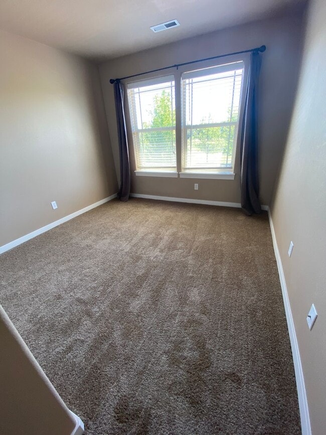 Building Photo - NE House Pet Friendly, 4 Bdrm, 2.5 Bath, Bonus Room, Office, Gas Heat/fireplace, A/C