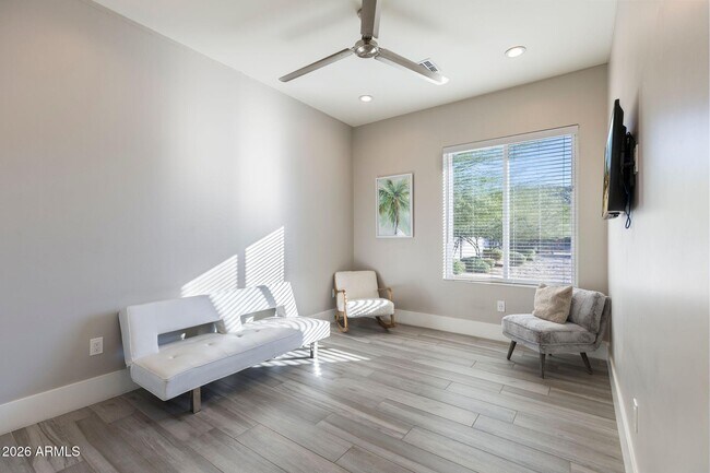 Building Photo - 2252 E South Mountain Ave