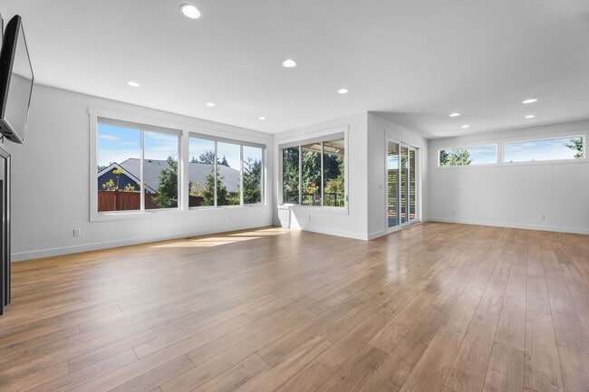 Building Photo - Steilacoom 3 Bedroom + Bonus Room