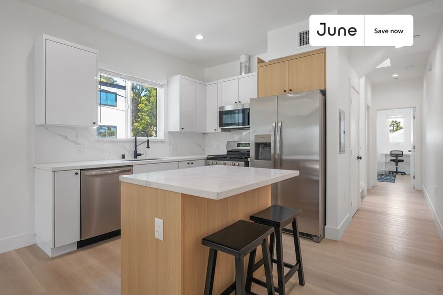 Building Photo - 1321 N June St