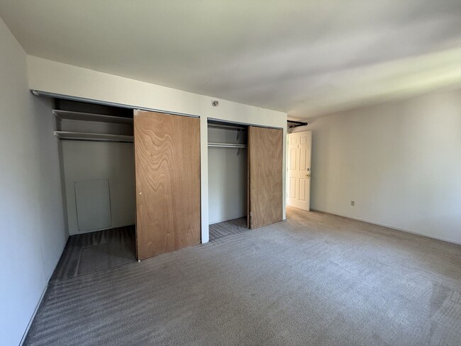 Building Photo - 3 Bedroom Townhouse at The Commons