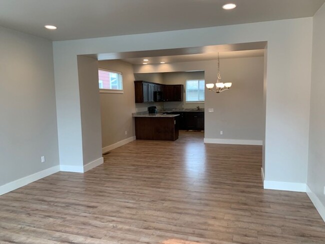 Building Photo - Cute and Clean Townhouse