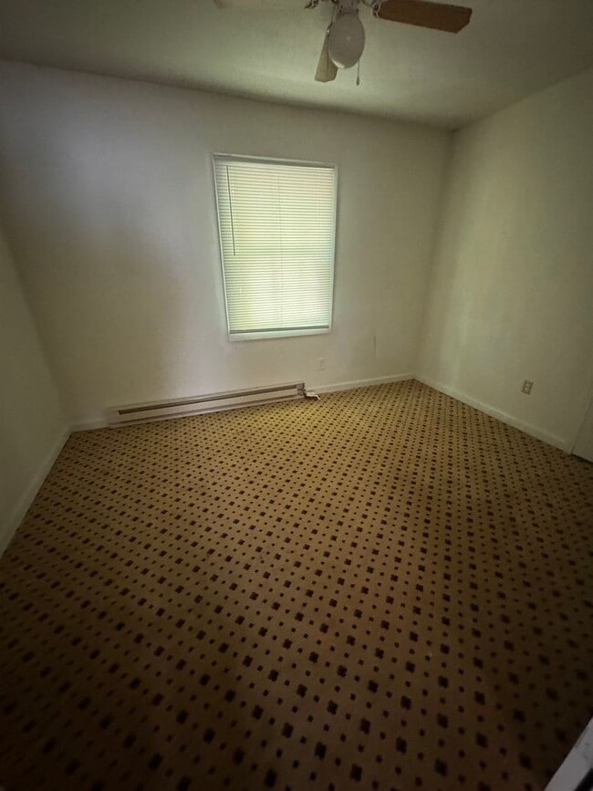 Building Photo - 3 bedroom 2 bathroom house. $1050.00