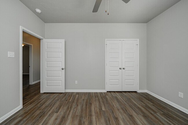 Building Photo - Impeccably Maintained Townhome in Vintage ...