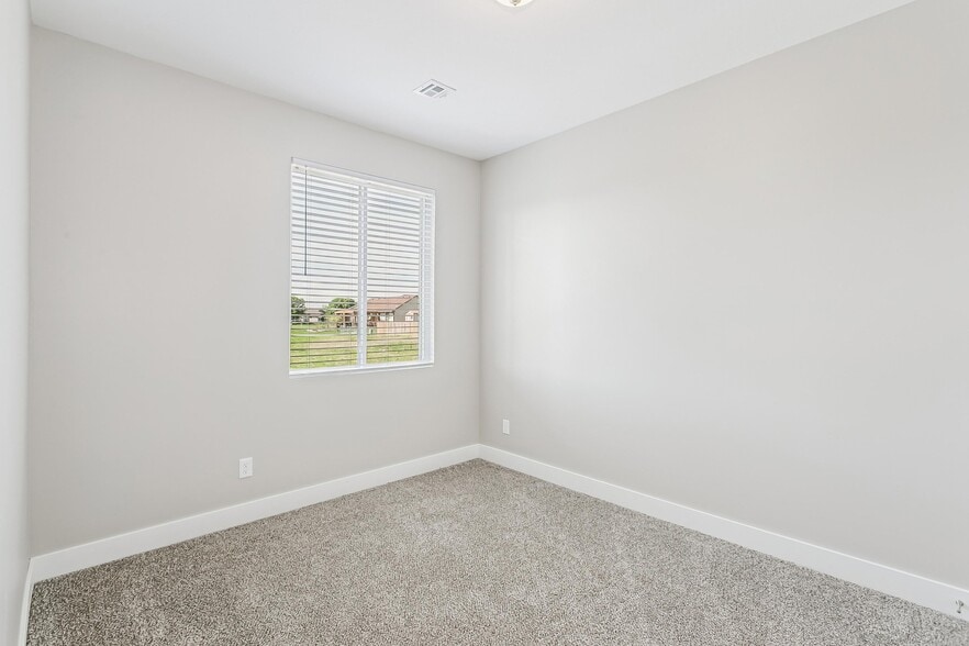 Building Photo - 105 Meadowbrook Dr