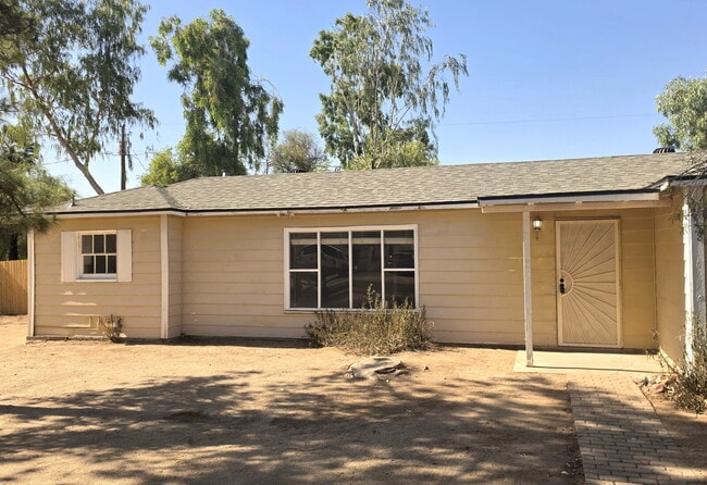 Building Photo - CHARMING NORTH PHOENIX HOME WITH FIREPLACE AND BACKYARD