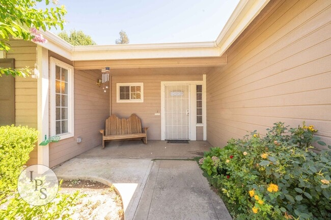Building Photo - North Fresno Home, 3BR/2BA, Built 1991 – w...
