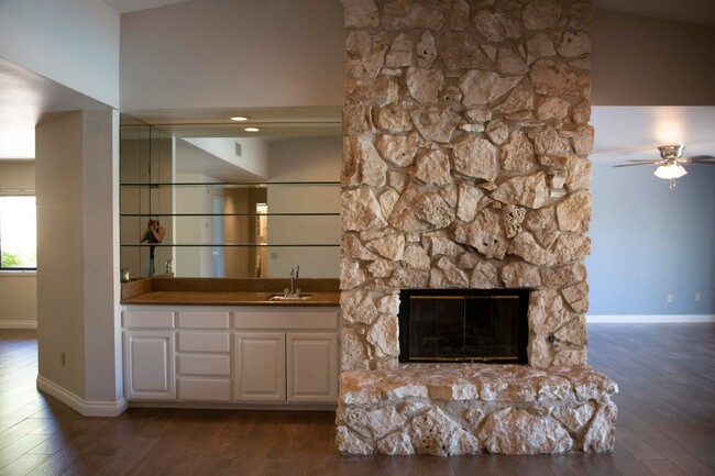 Building Photo - 40588 Clover Ln