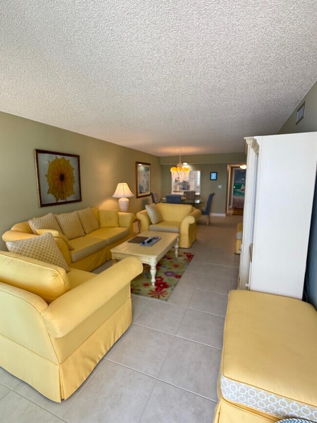 Building Photo - 4636 El Mar Dr